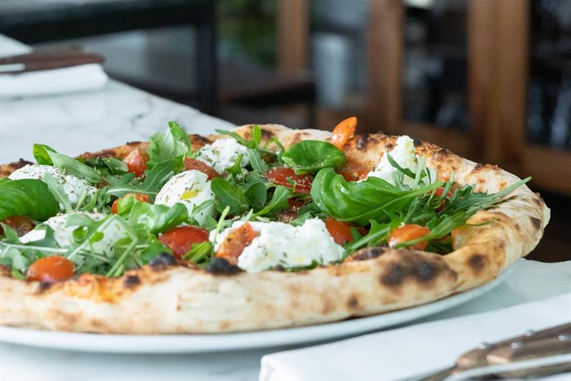 pizza med rucolasalat, basilikum, cherrytomater og mozzarella