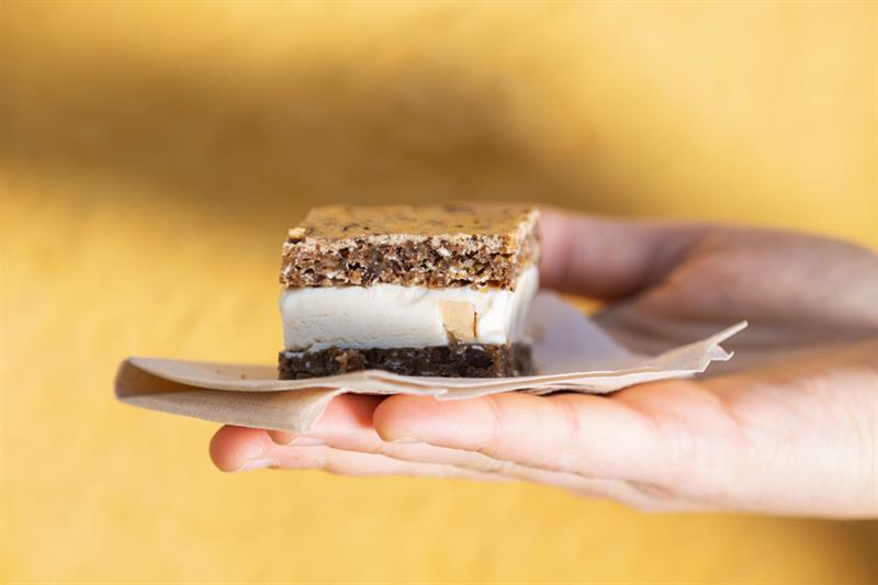 noen som holder et iskremsmørbrød