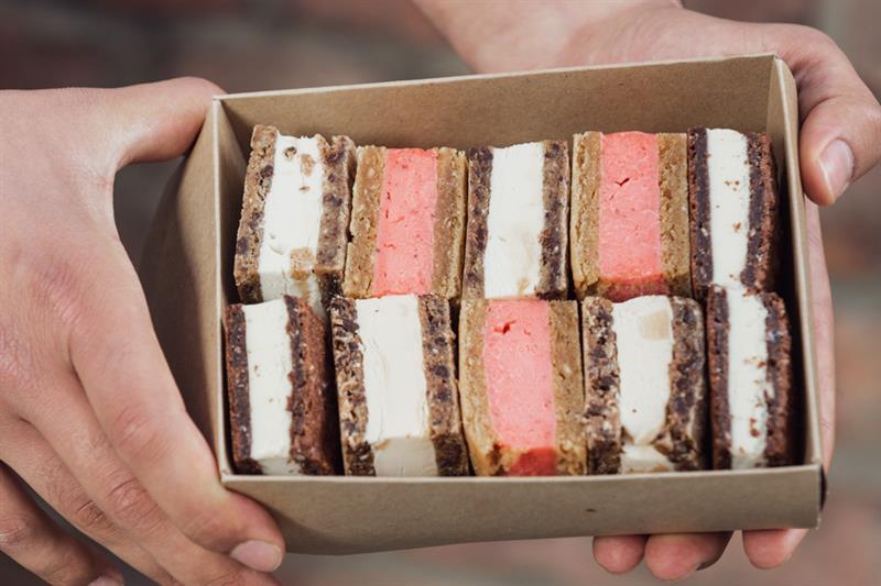 noen som holder et iskremsmørbrød