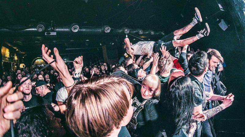 The Good The Bad and The Zugly-vokalist crowdsurfer publikum