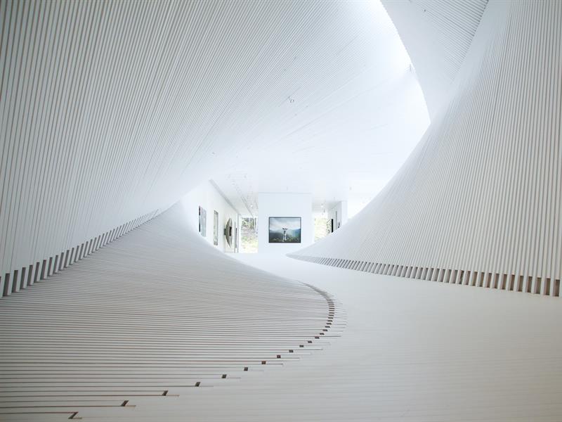 Hvit innendørs utstillingsrom i The Twist. Kistefos Museet. Foto