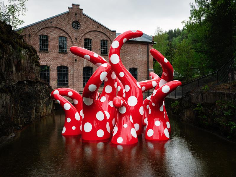 Yayoi Kusama: Shine of Life. Utendørs samtidskunstverk i rødt med hvite prikker. Kistefos Museet. foto