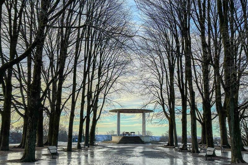 Iskald vintertid i Torshovparken, med musikkpaviljongen