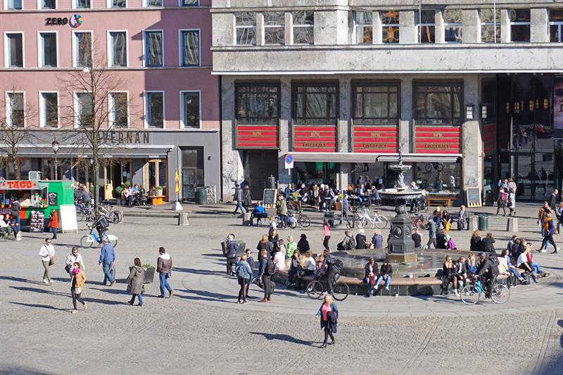 folk som sitter rundt fontenen