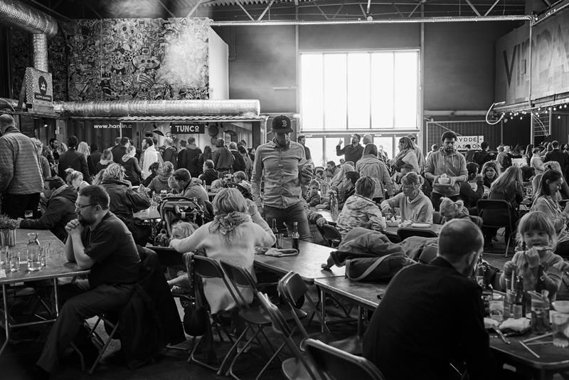 Svart-hvitt-foto av et fullsatt lokale.