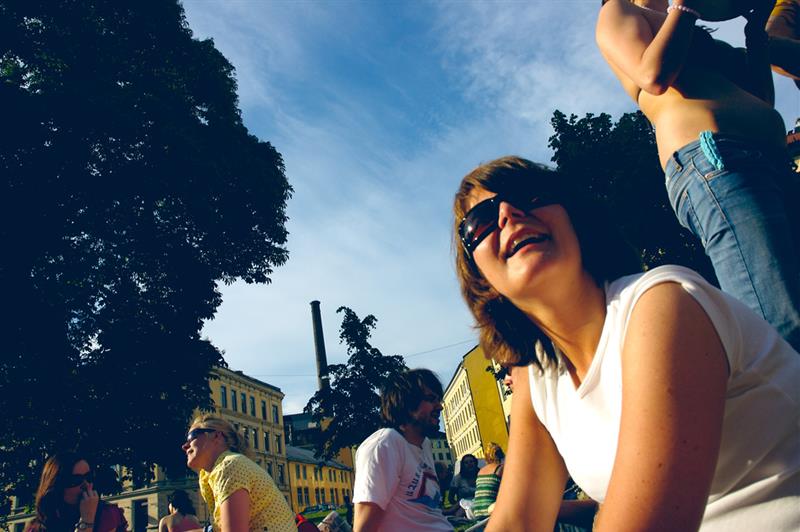 Folk nyter solen i Sofienbergparken
