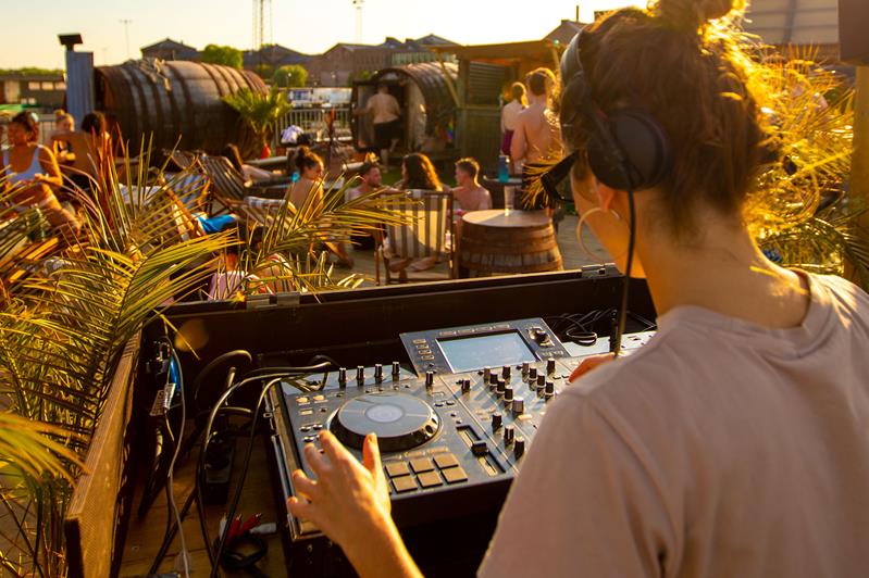 DJ på fjordterrassen