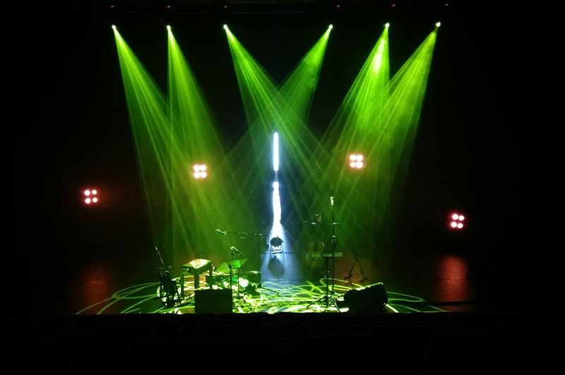opplyst scene med ulike instrumenter