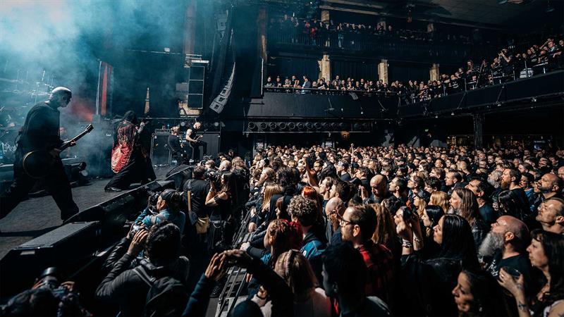 Kaos på scenen foran et publikum