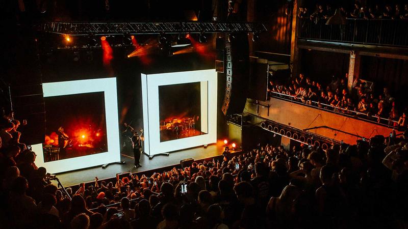Brent Faiyaz på scenen foran et publikum