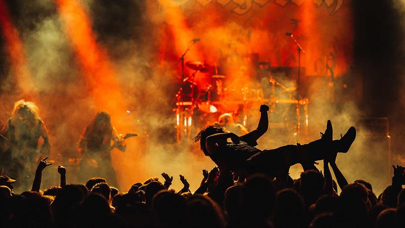 En person crowdsurfer mens Gorgoroth spiller på scenen