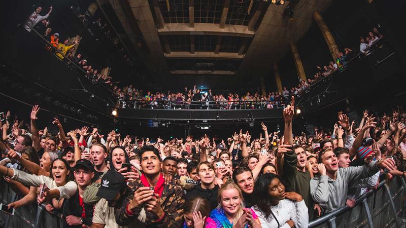 Publikum sett fra scenen mens de ser Flatbush Zombies live