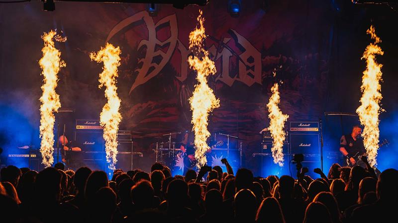 Konsert med flammer på scenen