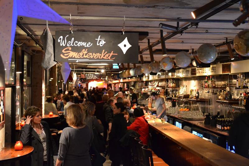smelteverket fullt av gjester