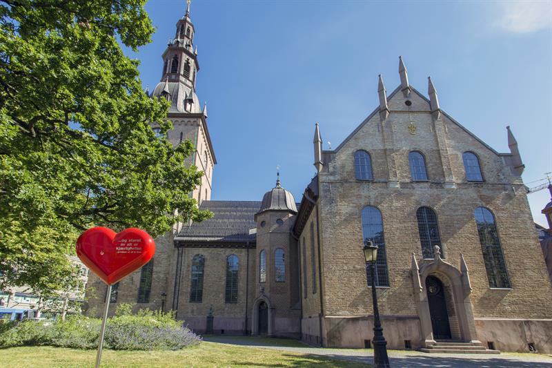 oslo domkirke med statue og tre foran