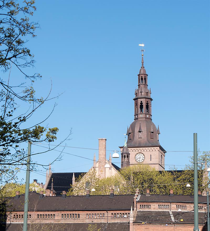 taket på bygningene i Kirkeristen med takene på Oslo domkirke i bakgrunnen
