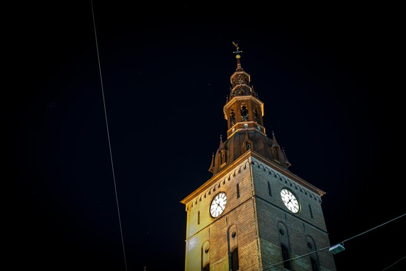 tårnet på oslo domkirke om natten