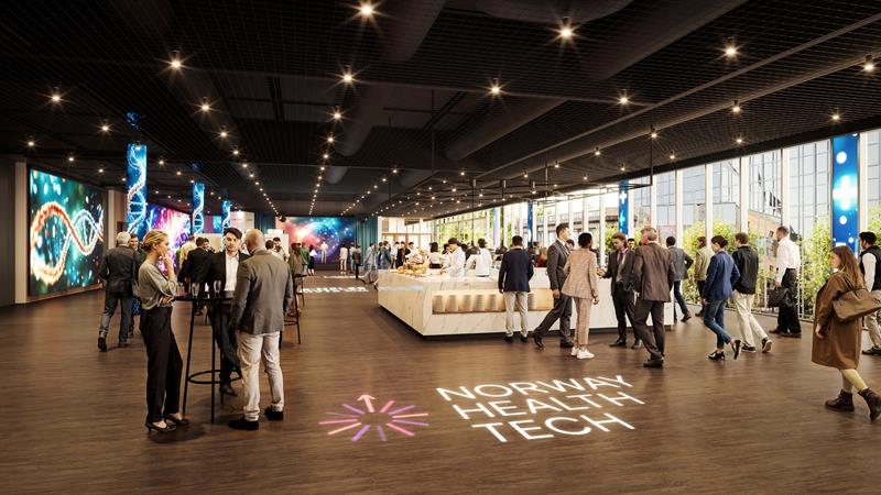 Stort nettverksområde med buffé der deltakerne sosialiserer under et arrangement i en moderne konferansesal.