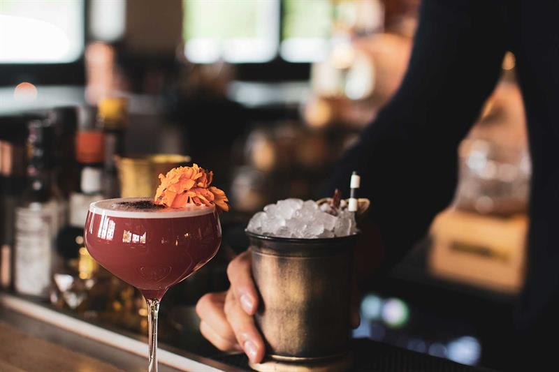 Detaljbilde av to drinker.