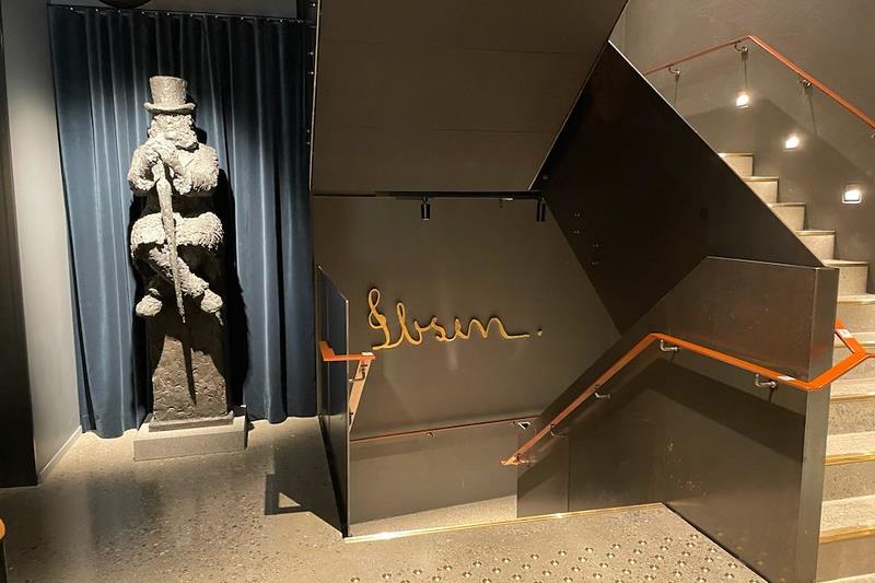 Trappeoppgang på museet, skulptur av sittende Ibsen