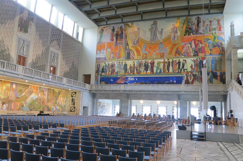 oslo rådhus fra innsiden med scene og stoler