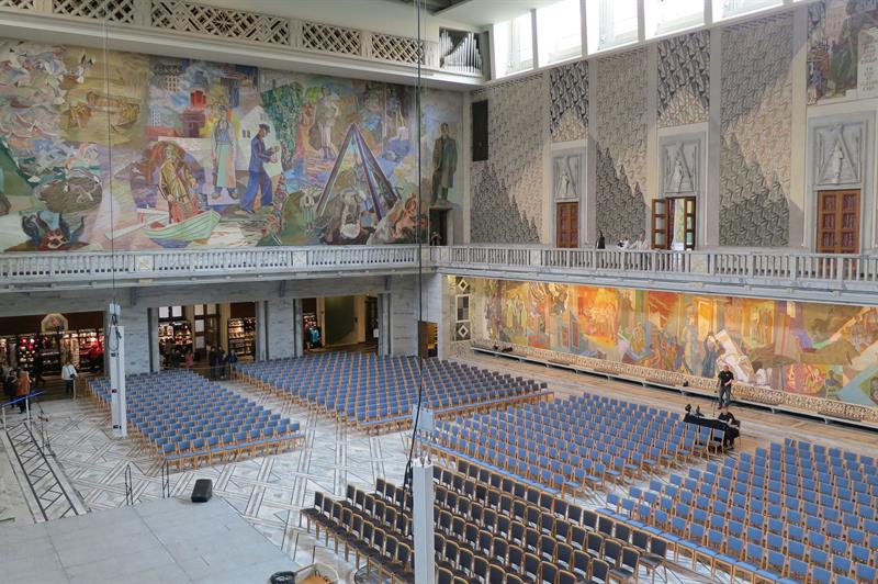 oslo rådhus klargjort for et arrangement med mange stoler vendt mot et podium