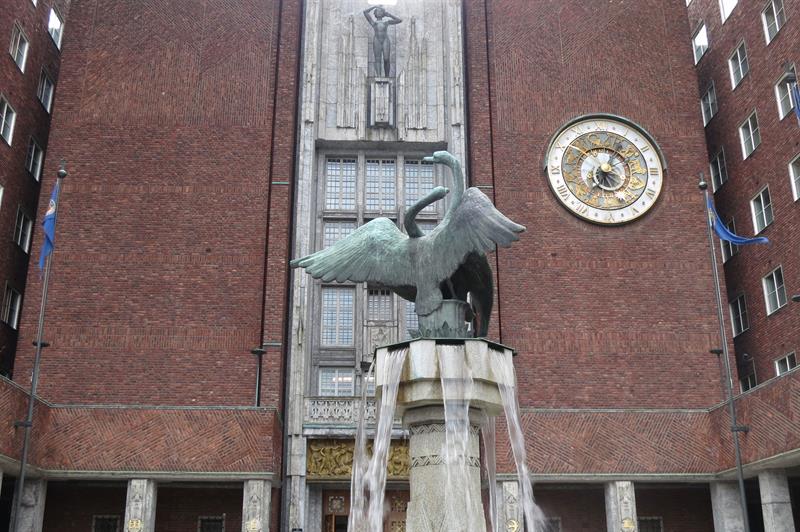 statue på fontenen foran hovedinngangen til oslo rådhus