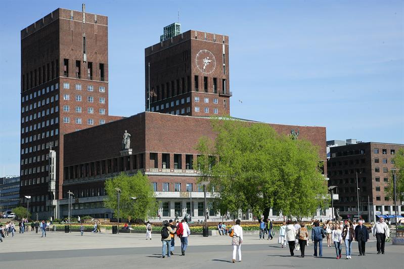 oslo rådhus sett fra oslofjorden og rådhusplassen