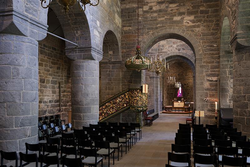 Interiør i steinkirke