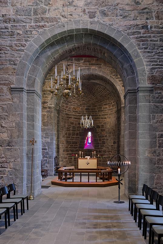 Interiør i steinkirke