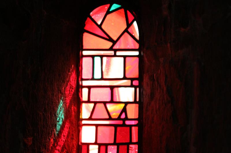 Fargede glassvinduer setter lyset i Gamle Aker kirke