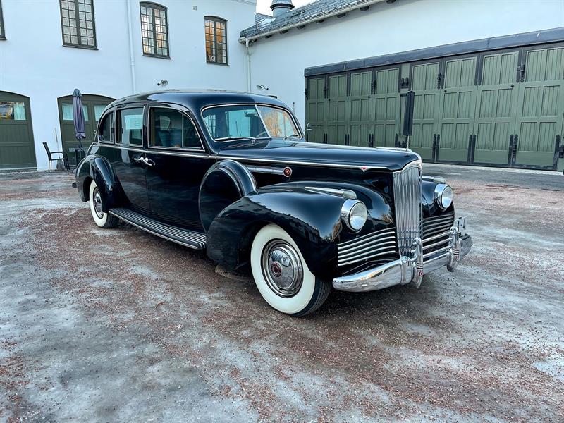 Kongelig bil fra 1942 parkert utenfor stallen.