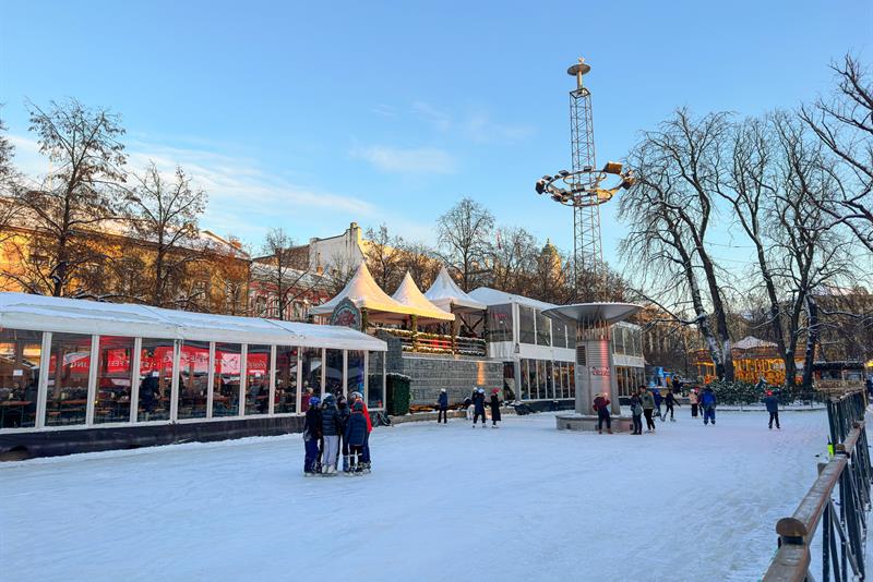 Skøytebane og julemarked.