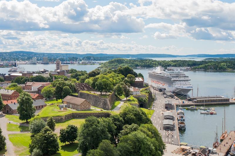 Fugleperspektiv over festningen, kaien, et skip og øyene.