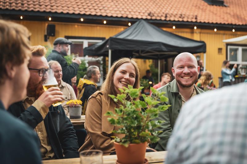 Folk smiler og drikker på uteserveringen