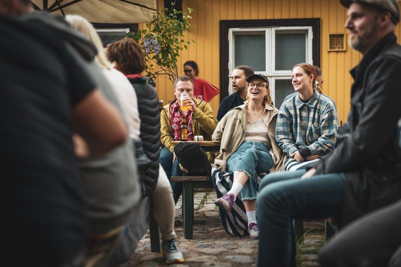 Folk smiler og drikker på uteserveringen