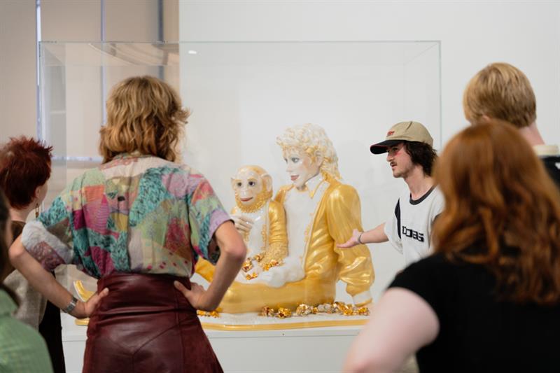 Folk ser på skulpturen "Michael Jackson og boblene"