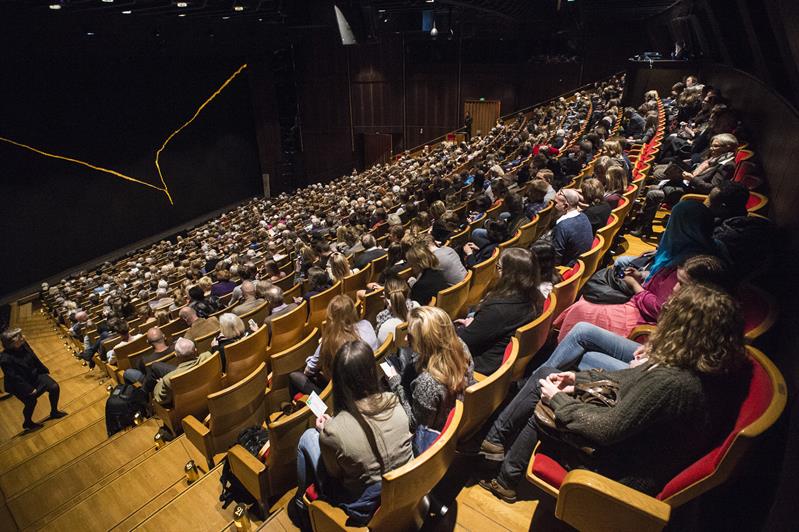 Fullsatt publikum.