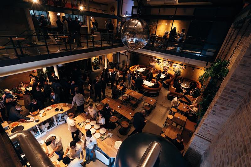 Restaurant fylt med mennesker