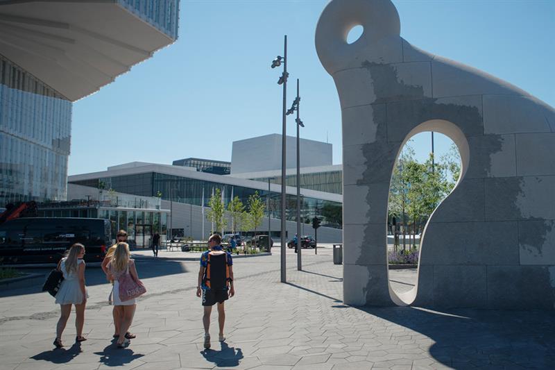 Skulptur utenfor.
