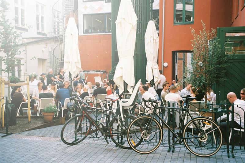 Uteservering i bakgården.