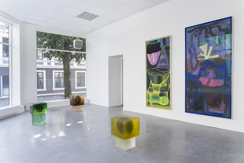 ISCA Gallery innendørs. Bilder på veggen og firkantede strukturer på gulvet.