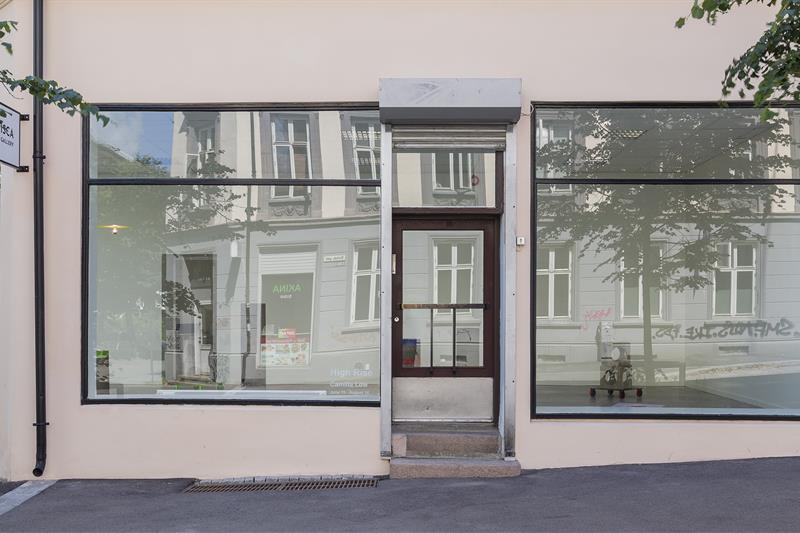 Inngangspartiet til ISCA Gallery. Glassdør og store vinduer.