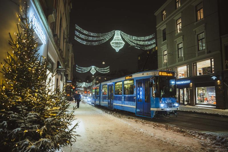 Trikken glir nedover Bogstadveien under de hengende julelysene.