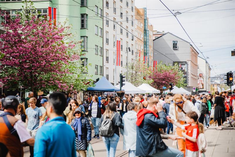 Folk går i Bogstadveien, en handlegate
