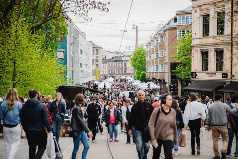 Folk går i Bogstadveien, en handlegate