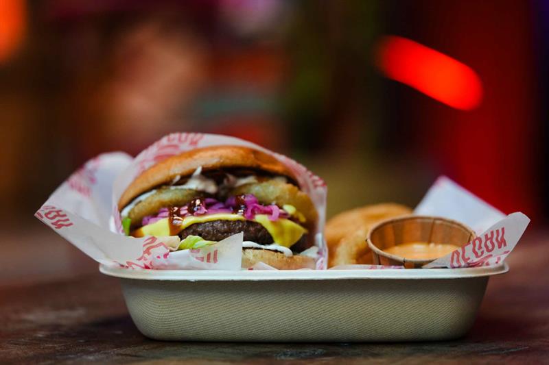 Detalj av skitten vegansk burger