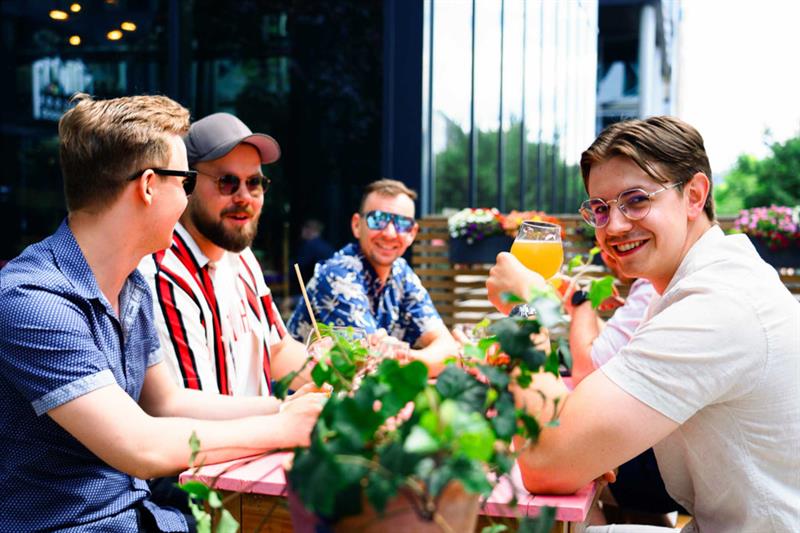 Menn som drikker ved uteserveringen