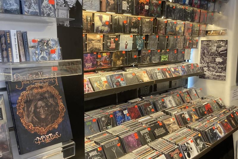 Hyller med CD-er og utstilte LP-er