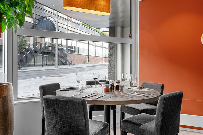 bord ved vinduet